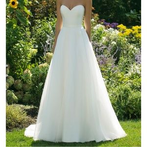 New never worn Justin Alexander wedding dress.